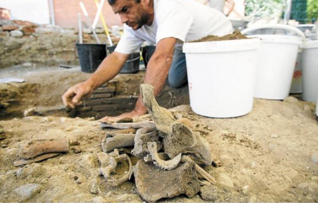 Les fouilles ont révélé la présence d'un immense bâtiment de l'époque wisigothique, au Ve siècle. Les fouilles ont révélé la présence d'un immense bâtiment de l'époque wisigothique, au Ve siècle.