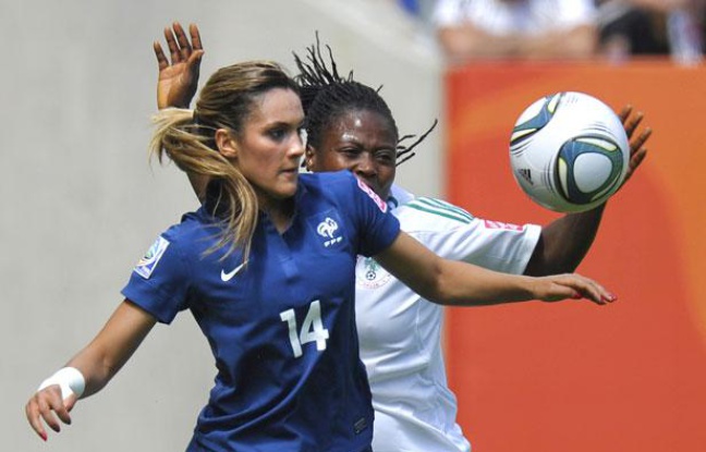 Le milieu de terrain de l'équipe de France de football, Louisa Necib, a été élue«joueuse du match» pendant le premier affrontement de la France en Coupe du monde 2011, contre le Nigeria. Le milieu de terrain de l'équipe de France de football, Louisa Necib, a été élue«joueuse du match» pendant le premier affrontement de la France en Coupe du monde 2011, contre le Nigeria.