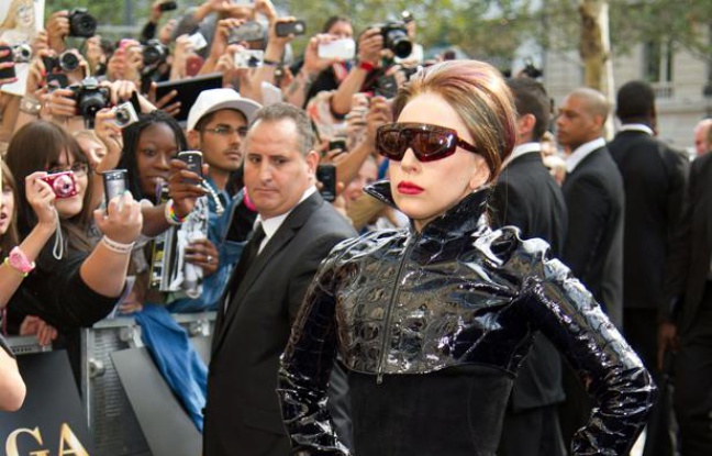 Lady Gaga sur les Champs-Elysées à Paris, le dimanche 23 septembre 2012. Lady Gaga sur les Champs-Elysées à Paris, le dimanche 23 septembre 2012.