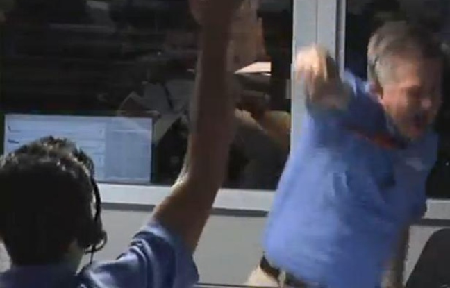 Capture d'écran d'une vidéo Youtube montrant un ingénieur de la Nasa rater son high five après l'atterrissage de Curiosity, le 6 août 2012. Capture d'écran d'une vidéo Youtube montrant un ingénieur de la Nasa rater son high five après l'atterrissage de Curiosity, le 6 août 2012.