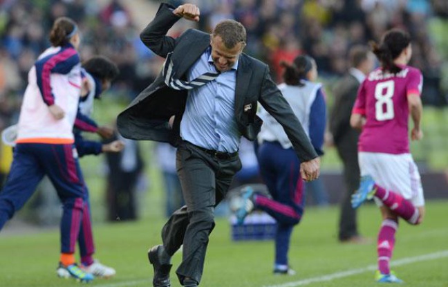 Le coach lyonnais Patrice Lair, le 17 mai 2012, lors de la victoire de l'OL en finale de la Ligue des champions. Le coach lyonnais Patrice Lair, le 17 mai 2012, lors de la victoire de l'OL en finale de la Ligue des champions.