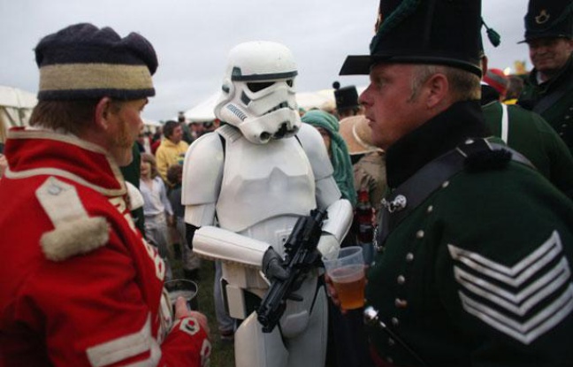 Un fan de Star Wars s'est invité dans une reconstitution de batailles historiques, en Angleterre, le 20 juillet 2013 Un fan de Star Wars s'est invité dans une reconstitution de batailles historiques, en Angleterre, le 20 juillet 2013