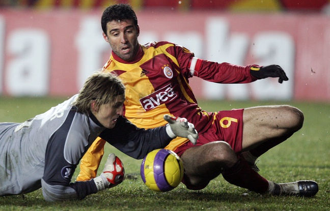 Hakan Sükür lors d'un match de Galatasaray en 2008. Hakan Sükür lors d'un match de Galatasaray en 2008.