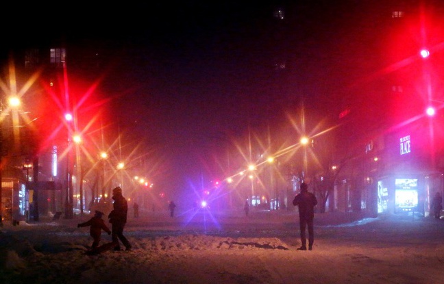 Des piétons dans l'Upper East side, à New York, le 23 janvier 2016, en pleine tempête Jonas. Des piétons dans l'Upper East side, à New York, le 23 janvier 2016, en pleine tempête Jonas.