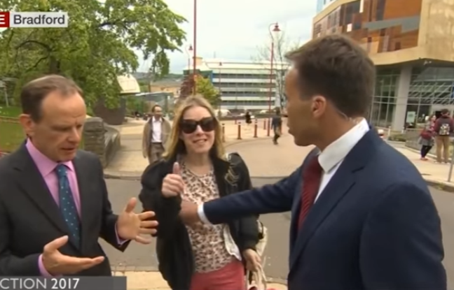 Ben Bradford repousse une passante pendant une interview en direct sur la BBC. Ben Bradford repousse une passante pendant une interview en direct sur la BBC.