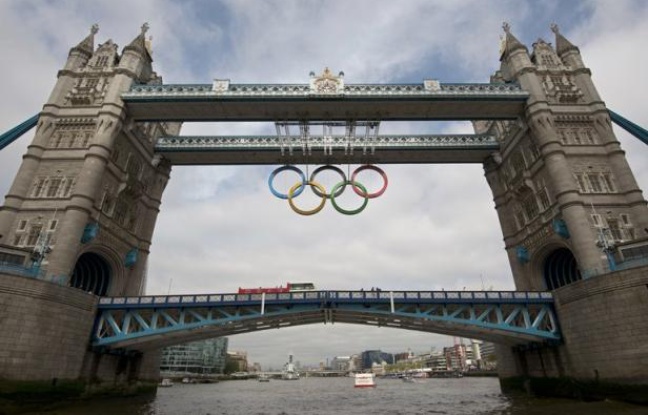 Un an après les spectaculaires émeutes qui ont enflammé des quartiers de Londres et d'autres villes, la fête olympique bat son plein sans encombres dans la capitale britannique mais les ingrédients des violences urbaines, en ces temps d'austérité, sont toujours là. Un an après les spectaculaires émeutes qui ont enflammé des quartiers de Londres et d'autres villes, la fête olympique bat son plein sans encombres dans la capitale britannique mais les ingrédients des violences urbaines, en ces temps d'austérité, sont toujours là.