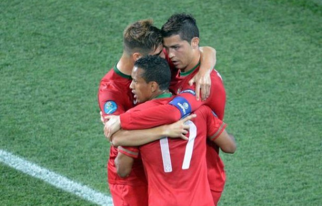 Allemagne et Portugal se sont qualifiés dimanche pour les quarts de finale de l'Euro-2012, où ils retrouveront respectivement la Grèce et la République Tchèque, tandis que les Pays-Bas, finalistes du Mondial-2010, sont éliminés, de même que le Danemark. Allemagne et Portugal se sont qualifiés dimanche pour les quarts de finale de l'Euro-2012, où ils retrouveront respectivement la Grèce et la République Tchèque, tandis que les Pays-Bas, finalistes du Mondial-2010, sont éliminés, de même que le Danemark.