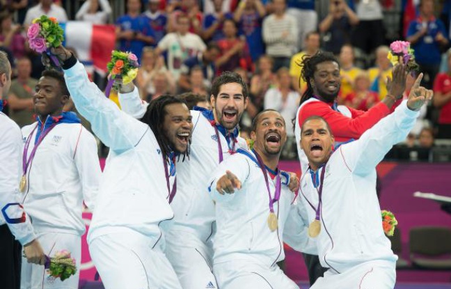 L'équipe de France de handball (de gauche à droite: Luc Abalo, Cedric Sorhano, Nikola Karabatic, Didier Dinar et Daniel Narcisse) célèbre sa victoire dimanche 12 août. L'équipe de France de handball (de gauche à droite: Luc Abalo, Cedric Sorhano, Nikola Karabatic, Didier Dinar et Daniel Narcisse) célèbre sa victoire dimanche 12 août.