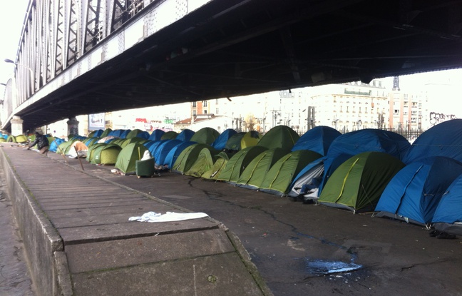 Une centaine de tentes, dans lesquelles dorment jusqu'à quatre réfugiés, sont installées sous une portion aérienne du métro de la ligne 2, près de la station La Chapelle, à Paris ce mardi 3 mars 2015. Une centaine de tentes, dans lesquelles dorment jusqu'à quatre réfugiés, sont installées sous une portion aérienne du métro de la ligne 2, près de la station La Chapelle, à Paris ce mardi 3 mars 2015.