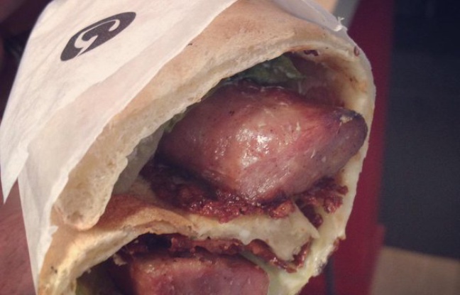 A G by Gaspard, néo fast-food installé dans le 17e arrondissement parisien, le pain du sandwich devient naan. A G by Gaspard, néo fast-food installé dans le 17e arrondissement parisien, le pain du sandwich devient naan.