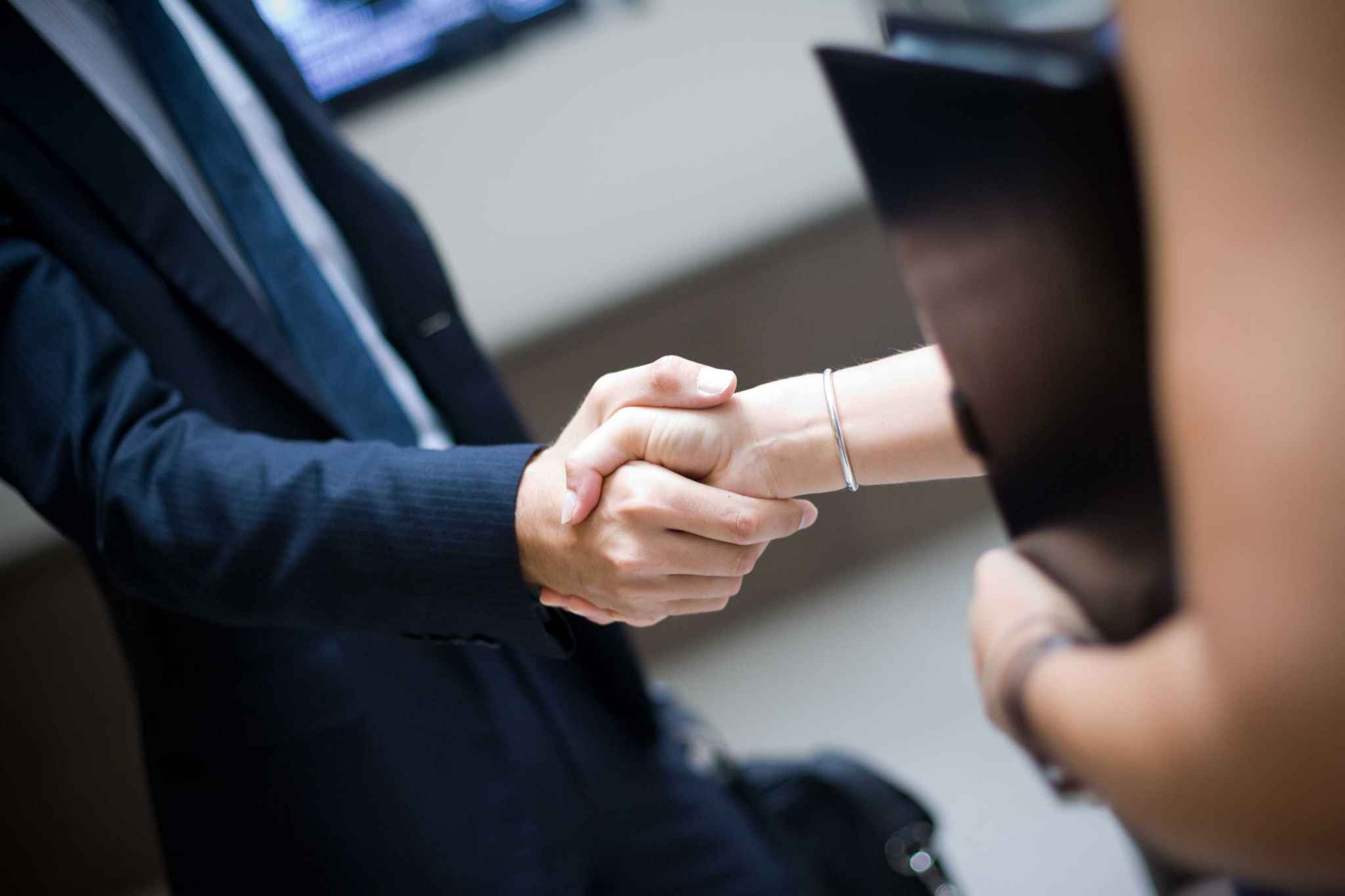 Suède Un élu Vert, qui refuse de serrer la main des femmes par conviction, démissionne