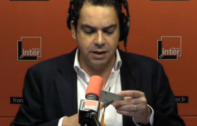 Patrick Cohen découpe sa carte de presse à l'antenne, le 10 mars 2015 Patrick Cohen découpe sa carte de presse à l'antenne, le 10 mars 2015