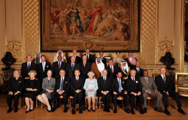 Elizabeth II qui fête son jubilé de diamant accueillait vendredi une cinquantaine de représentants de familles royales du monde entier, pour un déjeuner au château de Windsor fort polémique, notamment du fait de la présence des souverains de Bahreïn et du Swaziland. Elizabeth II qui fête son jubilé de diamant accueillait vendredi une cinquantaine de représentants de familles royales du monde entier, pour un déjeuner au château de Windsor fort polémique, notamment du fait de la présence des souverains de Bahreïn et du Swaziland.