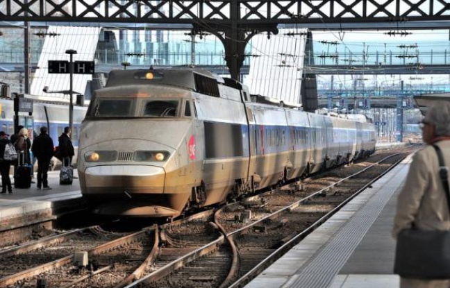 La SNCF va mettre en place à la fin du mois un nouveau système de "Garantie voyage" visant à renforcer l'information des clients TGV et Intercités avant leur voyage, et leur indemnisation notamment en cas de retard ou d'annulation. La SNCF va mettre en place à la fin du mois un nouveau système de "Garantie voyage" visant à renforcer l'information des clients TGV et Intercités avant leur voyage, et leur indemnisation notamment en cas de retard ou d'annulation.