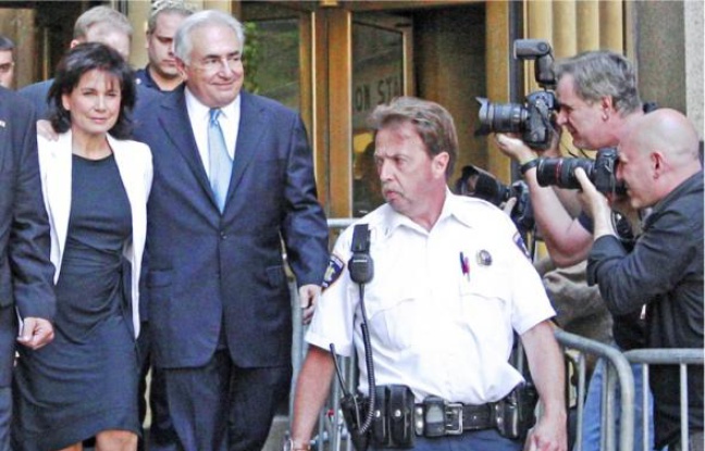 Anne Sinclair et Dominique Strauss-Kahn quittent le tribunal, le 1er juillet à New York. Anne Sinclair et Dominique Strauss-Kahn quittent le tribunal, le 1er juillet à New York.