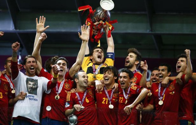 Les joueurs espagnols vainqueurs de l'Euro 2012 le 1er juillet 2012 à Kiev en finale contre l'Italie. Les joueurs espagnols vainqueurs de l'Euro 2012 le 1er juillet 2012 à Kiev en finale contre l'Italie.