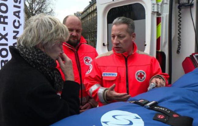 Jean-Yann Ogée (C), directeur local de la Croix Rouge lors d'une journée consacrée aux "gestes qui sauvent", le 26 mars 2016 à Paris Jean-Yann Ogée (C), directeur local de la Croix Rouge lors d'une journée consacrée aux "gestes qui sauvent", le 26 mars 2016 à Paris