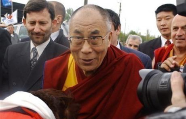 Nicolas Sarkozy s'est envolé jeudi en début de soirée pour Pékin où il assistera à l'ouverture des Jeux Olympiques, un voyage express qui continue à nourrir la polémique, après l'annonce qu'il ne rencontrera pas le dalaï lama lors de sa prochaine venue en France. Nicolas Sarkozy s'est envolé jeudi en début de soirée pour Pékin où il assistera à l'ouverture des Jeux Olympiques, un voyage express qui continue à nourrir la polémique, après l'annonce qu'il ne rencontrera pas le dalaï lama lors de sa prochaine venue en France.