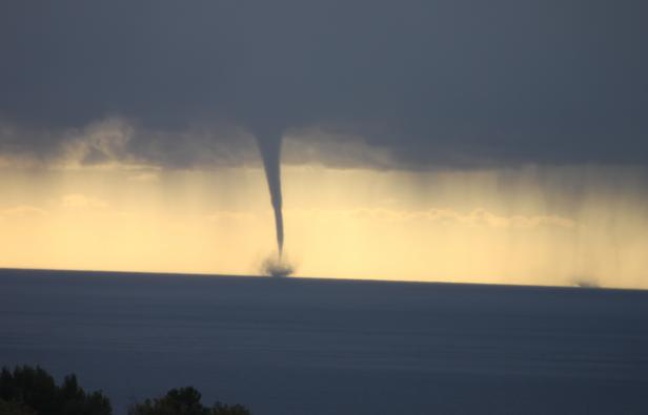 Photo d'une tornade au large de Menton, sur la Côte d'Azur, envoyée par une lectrice de 20minutes.fr Photo d'une tornade au large de Menton, sur la Côte d'Azur, envoyée par une lectrice de 20minutes.fr