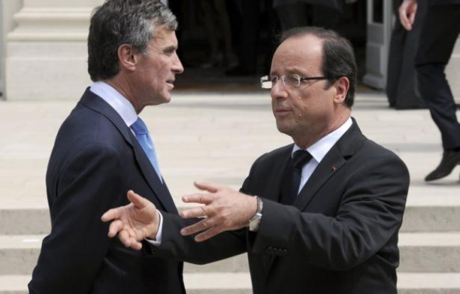 Le gouvernement, pressé par la Cour des comptes d'adopter des remèdes radicaux contre les déficits, est ferme dans son hostilité à toute hausse de la TVA mais se montre plus vague sur la CSG, laissant la porte entrouverte à son éventuel relèvement dans le cadre du dialogue social. Le gouvernement, pressé par la Cour des comptes d'adopter des remèdes radicaux contre les déficits, est ferme dans son hostilité à toute hausse de la TVA mais se montre plus vague sur la CSG, laissant la porte entrouverte à son éventuel relèvement dans le cadre du dialogue social.