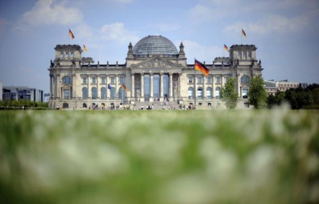 Le gouvernement allemand est monté au créneau vendredi pour tenter de calmer la polémique désormais internationale provoquée par une décision judiciaire condamnant la circoncision religieuse. Le gouvernement allemand est monté au créneau vendredi pour tenter de calmer la polémique désormais internationale provoquée par une décision judiciaire condamnant la circoncision religieuse.