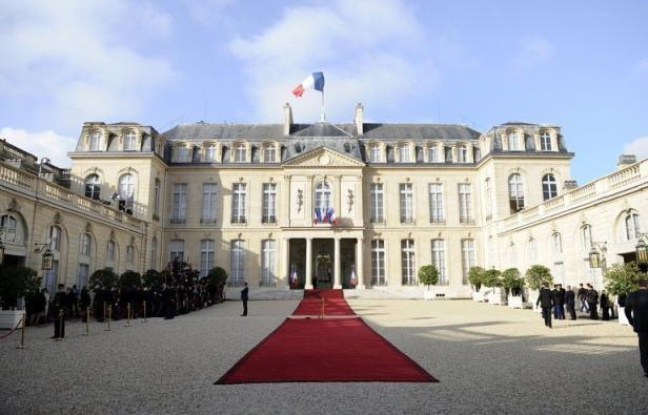 Le chef de l'Etat, inattaquable en justice du fait de son immunité, peut, en revanche, attaquer "pendant la durée de son mandat" s'il est victime d'une infraction, a conclu vendredi la Cour de cassation, donnant raison à Nicolas Sarkozy qui l'avait fait en 2008. Le chef de l'Etat, inattaquable en justice du fait de son immunité, peut, en revanche, attaquer "pendant la durée de son mandat" s'il est victime d'une infraction, a conclu vendredi la Cour de cassation, donnant raison à Nicolas Sarkozy qui l'avait fait en 2008.