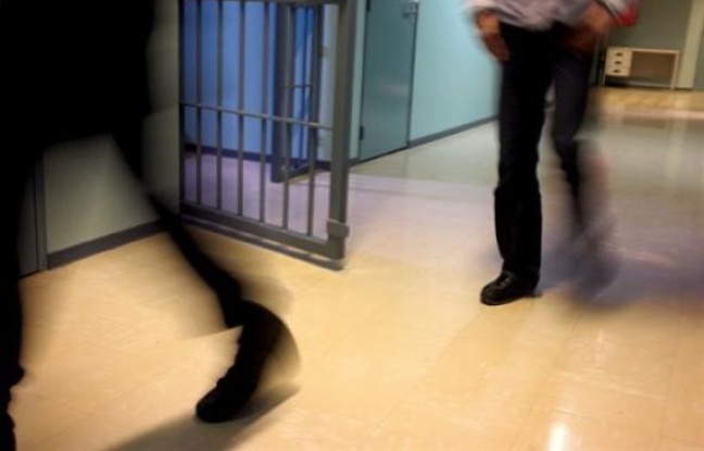 Le procès de deux hommes accusés de meurtre avec actes de torture ou de barbarie commis sur un compagnon de cellule de la maison d'arrêt Charles III de Nancy en 2004 s'est ouvert vendredi aux assises de Meurthe-et-Moselle. Le procès de deux hommes accusés de meurtre avec actes de torture ou de barbarie commis sur un compagnon de cellule de la maison d'arrêt Charles III de Nancy en 2004 s'est ouvert vendredi aux assises de Meurthe-et-Moselle.