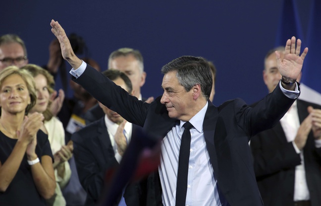 François Fillon et ses soutiens lors d'un meeting au palais des congrès, porte de Versailles à Paris, le 9 avril 2017 François Fillon et ses soutiens lors d'un meeting au palais des congrès, porte de Versailles à Paris, le 9 avril 2017