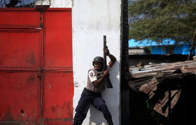 Un policier haïtien lors d'émeutes à Port-au-Prince, le 17 janvier 2010. Un policier haïtien lors d'émeutes à Port-au-Prince, le 17 janvier 2010.