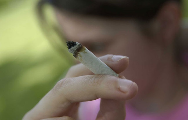 Illustration d'une adolescente fumant un joint de cannabis. Illustration d'une adolescente fumant un joint de cannabis.