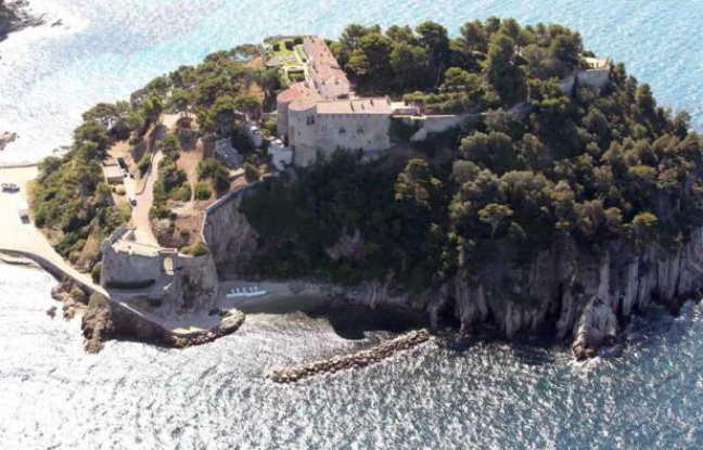 Vue aérienne du fort de Brégançon, dans le Var. Photo prise le 30 juillet 2012. Vue aérienne du fort de Brégançon, dans le Var. Photo prise le 30 juillet 2012.