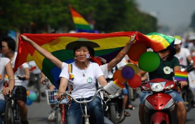 Des dizaines de vélos décorés de ballons et de drapeaux arc-en-ciel ont sillonné dimanche les rues de Hanoï à l'occasion de la première gay pride organisée au Vietnam. Des dizaines de vélos décorés de ballons et de drapeaux arc-en-ciel ont sillonné dimanche les rues de Hanoï à l'occasion de la première gay pride organisée au Vietnam.