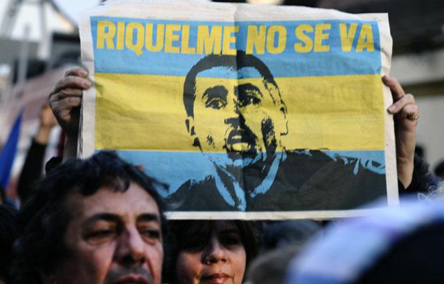 Des ssupporters de Boca Juniors manifestent à Buenos Aires pour éviter le départ du club de Juan Ramon Riquelme, le 9 juillet 2012. Des ssupporters de Boca Juniors manifestent à Buenos Aires pour éviter le départ du club de Juan Ramon Riquelme, le 9 juillet 2012.