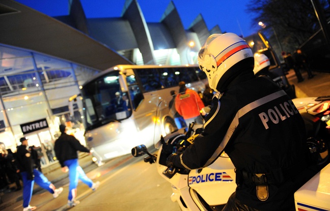 Des policiers devant le Parc des Princes, le 15 mars 2009. Des policiers devant le Parc des Princes, le 15 mars 2009.