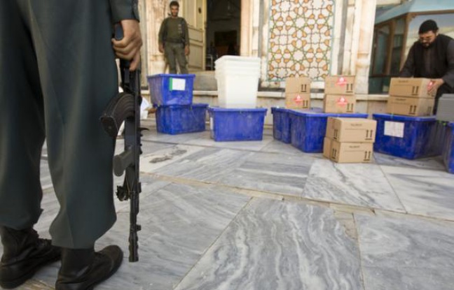 Un policier afghan tient la garde devant du matériel de vote à Herat, Afghanistan.
Un policier afghan tient la garde devant du matériel de vote à Herat, Afghanistan.
