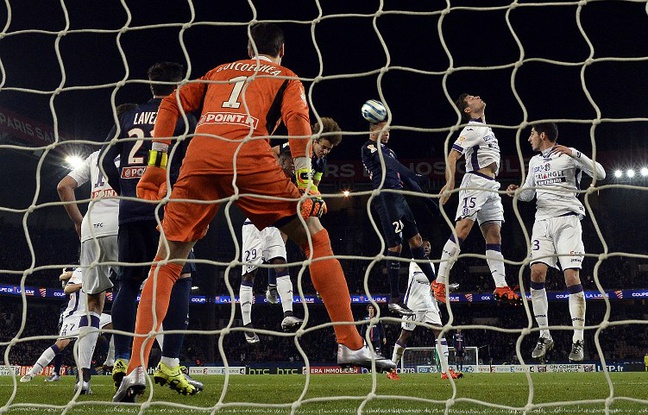 Toulouse et son gardien Mauro Goicoechea ont été éliminés en demi-finale de Coupe de la Ligue par le Paris Saint-Germain, le 27 janvier 2016 au Parc des Princes. Toulouse et son gardien Mauro Goicoechea ont été éliminés en demi-finale de Coupe de la Ligue par le Paris Saint-Germain, le 27 janvier 2016 au Parc des Princes.
