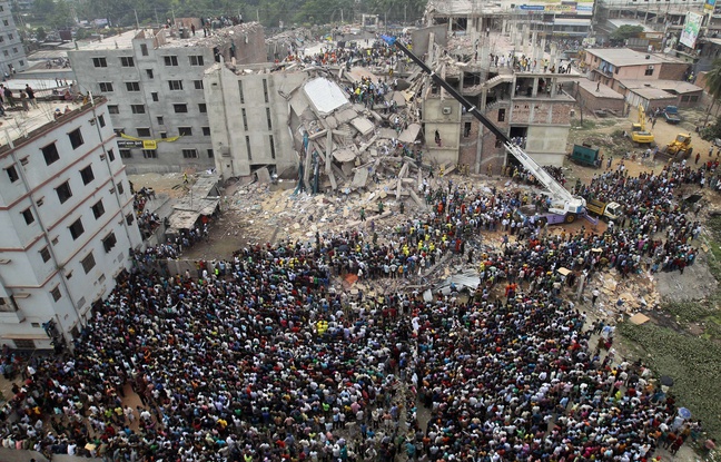 Les décombres de l'immeuble du Raza Plaza, au Bangladesh, le 25 avril 2013. Les décombres de l'immeuble du Raza Plaza, au Bangladesh, le 25 avril 2013.