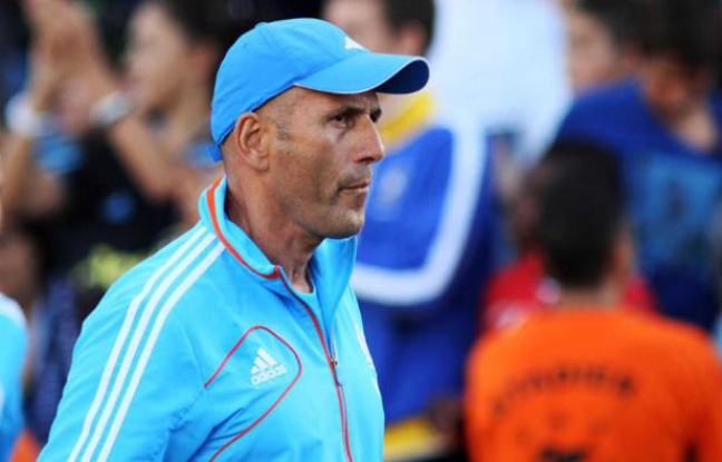 L'entraîneur de l'OM, Elie Baup, le 2 septembre 2012 à Marseille. L'entraîneur de l'OM, Elie Baup, le 2 septembre 2012 à Marseille.