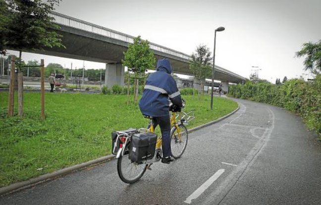 L'éclairage de la piste cyclable Roger-Lapébie est géré à l'aide de capteurs. L'éclairage de la piste cyclable Roger-Lapébie est géré à l'aide de capteurs.