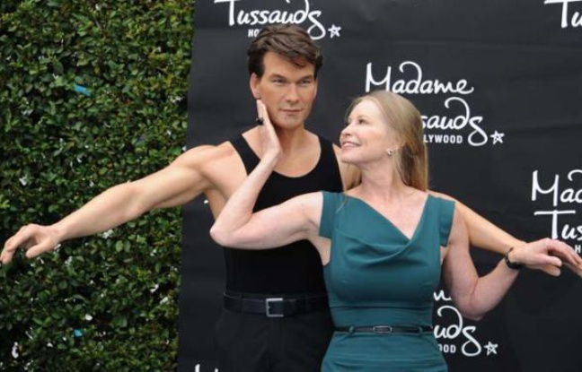 Statut de cire de Patrick Swayze, avec sa veuve Lisa Swayze devant. Octobre 2011 Statut de cire de Patrick Swayze, avec sa veuve Lisa Swayze devant. Octobre 2011