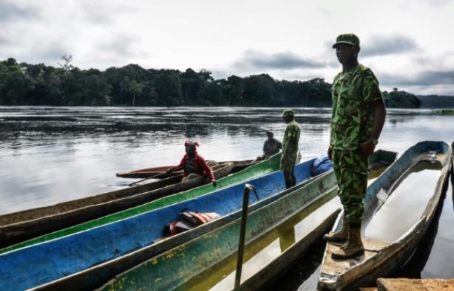 Des éco-gardes arrêtent des pirogues pour vérifier qu'elles ne transportent rien d'illégal, sur la rivière Ivindo, dans le nord-est du Gabon, le 12 novembre 2015 Des éco-gardes arrêtent des pirogues pour vérifier qu'elles ne transportent rien d'illégal, sur la rivière Ivindo, dans le nord-est du Gabon, le 12 novembre 2015