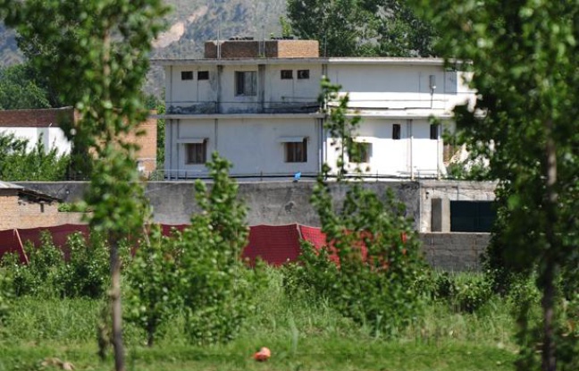 Photographie de la maison dans laquelle se cachait Oussama ben Laden, prise après l'assaut du commando américain, le 2 mai 2011 à Abbottabad, au Pakistan. Photographie de la maison dans laquelle se cachait Oussama ben Laden, prise après l'assaut du commando américain, le 2 mai 2011 à Abbottabad, au Pakistan.