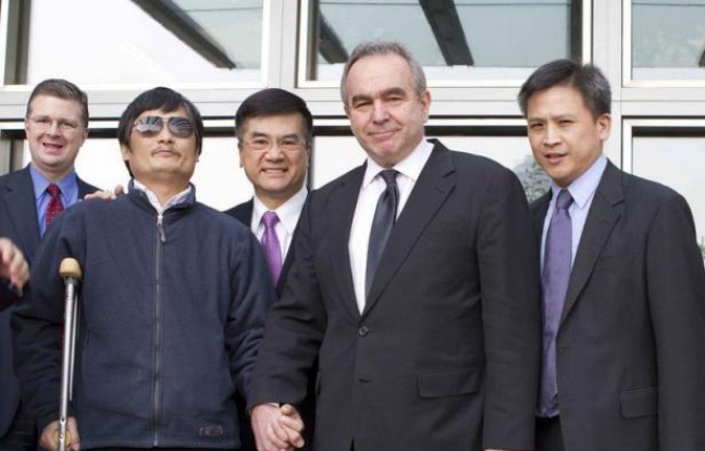 Le militant des droits civiques Chen Guangcheng a déclaré vendredi à l'AFP être "en grand danger" et "dans une situation critique" en Chine et a réitéré son désir de quitter son pays. Le militant des droits civiques Chen Guangcheng a déclaré vendredi à l'AFP être "en grand danger" et "dans une situation critique" en Chine et a réitéré son désir de quitter son pays.