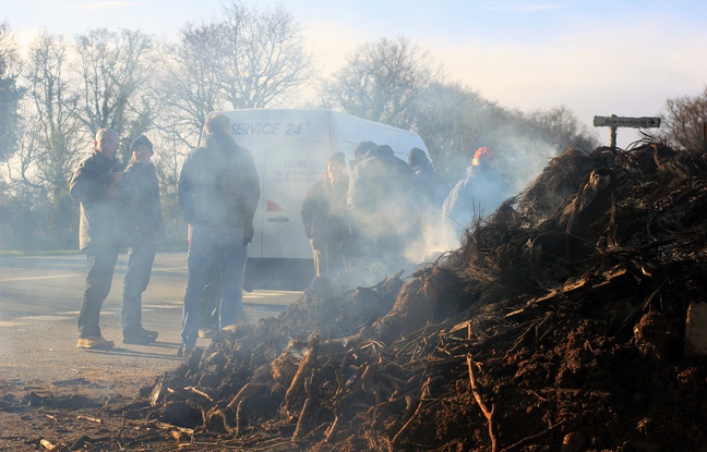 Illustration d'un rassemblement d'agriculteurs, ici au Grand Fougeray devant la base Intermarché le 10 février 2016. Illustration d'un rassemblement d'agriculteurs, ici au Grand Fougeray devant la base Intermarché le 10 février 2016.