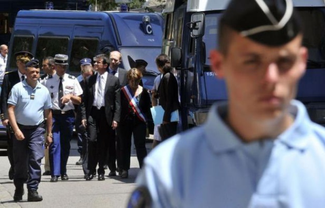 Cinq jours après le meurtre dans l'exercice de leur mission de deux femmes gendarmes dimanche dans le village de Collobrières (Var), un hommage national leur sera rendu vendredi matin à Hyères, en présence du ministre de l'Intérieur Manuel Valls. Cinq jours après le meurtre dans l'exercice de leur mission de deux femmes gendarmes dimanche dans le village de Collobrières (Var), un hommage national leur sera rendu vendredi matin à Hyères, en présence du ministre de l'Intérieur Manuel Valls.