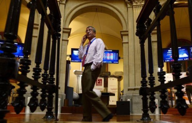 La défiance était de mise lundi sur les principales places financières, la victoire de la droite pro-européenne aux élections grecques n'ayant pas réussi à apaiser les investisseurs très préoccupés par la situation de l'Espagne dont les taux d'emprunt s'envolent. La défiance était de mise lundi sur les principales places financières, la victoire de la droite pro-européenne aux élections grecques n'ayant pas réussi à apaiser les investisseurs très préoccupés par la situation de l'Espagne dont les taux d'emprunt s'envolent.