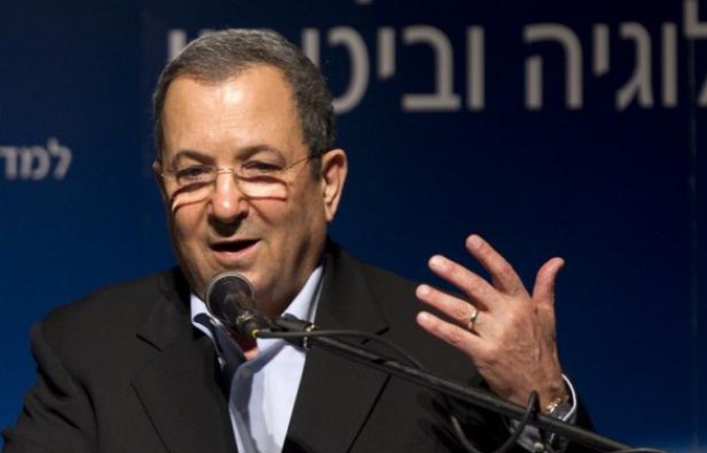 Le ministre israélien de la Défense Ehud Barak a maintenu jeudi le flou sur une éventuelle implication de son pays dans l'assassinat la veille en Syrie d'un cadre militaire du mouvement islamiste palestinien Hamas qui a dit soupçonner le Mossad israélien. Le ministre israélien de la Défense Ehud Barak a maintenu jeudi le flou sur une éventuelle implication de son pays dans l'assassinat la veille en Syrie d'un cadre militaire du mouvement islamiste palestinien Hamas qui a dit soupçonner le Mossad israélien.