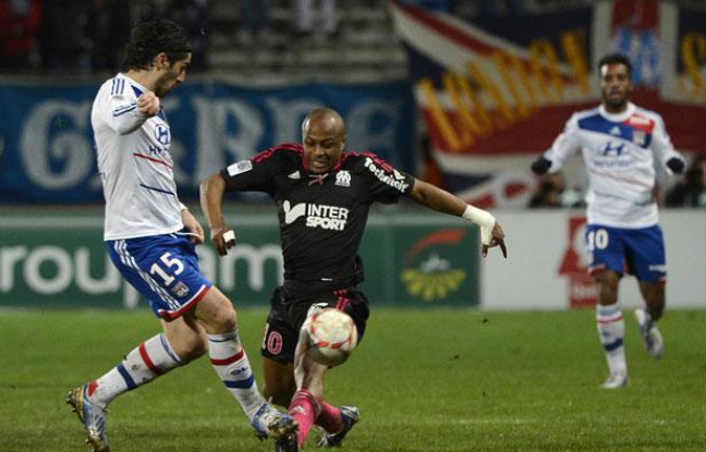 Le défenseur lyonnais Milan Bisevac face au Marseillais André Ayew, le 28 novembre 2012, au stade Vélodrome. Le défenseur lyonnais Milan Bisevac face au Marseillais André Ayew, le 28 novembre 2012, au stade Vélodrome.