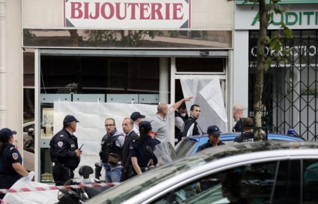 Des mots de soutien ont été placardés sur le commerce du bijoutier parisien qui a tué jeudi un homme ayant entrepris de braquer son commerce, a constaté dimanche un journaliste de l'AFP. Des mots de soutien ont été placardés sur le commerce du bijoutier parisien qui a tué jeudi un homme ayant entrepris de braquer son commerce, a constaté dimanche un journaliste de l'AFP.