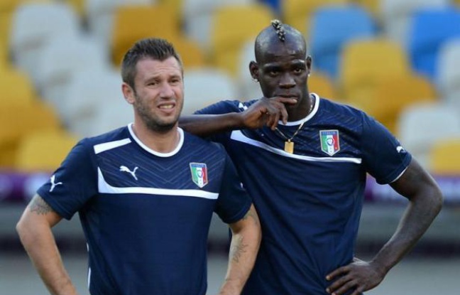 L'Italie a choisi d'aligner son onze classique pour la finale de l'Euro-2012 contre l'Espagne, avec le duo Mario Balotelli-Antonio Cassano en pointe et une charnière centrale Andrea Barzagli-Leonardo Bonucci, dimanche à Kiev. L'Italie a choisi d'aligner son onze classique pour la finale de l'Euro-2012 contre l'Espagne, avec le duo Mario Balotelli-Antonio Cassano en pointe et une charnière centrale Andrea Barzagli-Leonardo Bonucci, dimanche à Kiev.